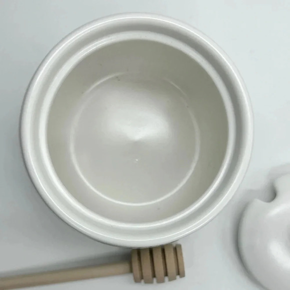 BUSHWICK KITCHEN White Ceramic Honeypot Jar with Lid & Wooden Dipper 14 oz NEW! - Picture 4 of 7